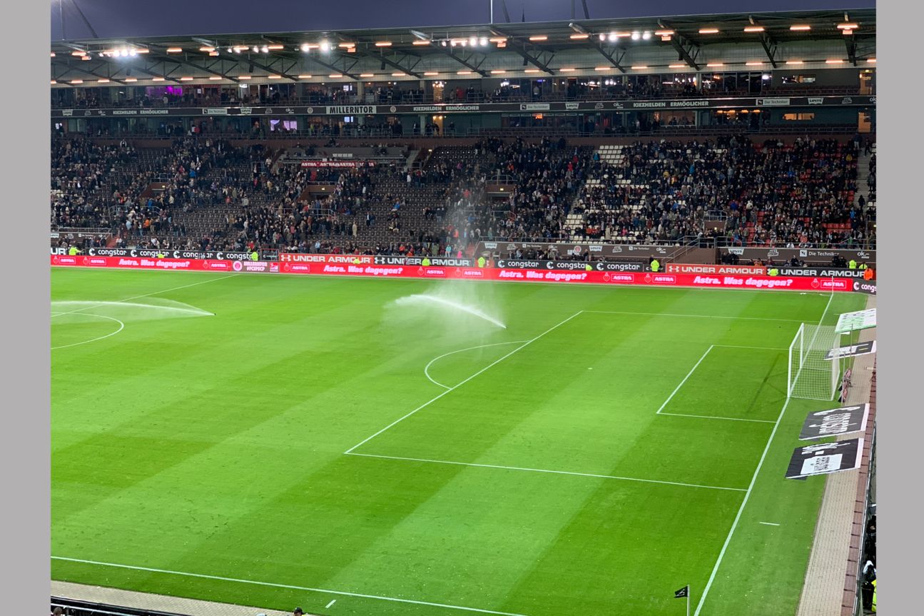 Stadion am Millerntor mit laufender Sprinkleranlage