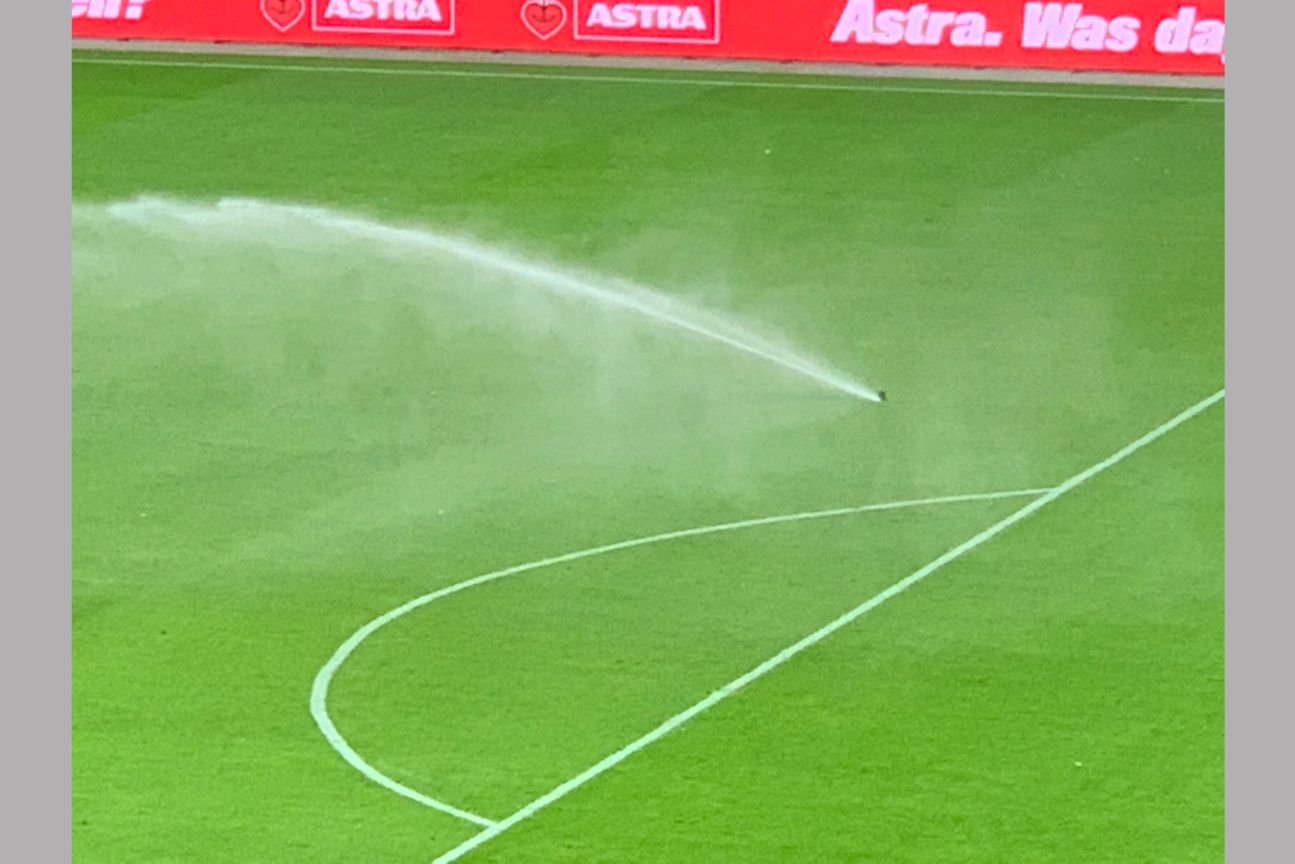 Stadion am Millerntor mit laufender Sprinkleranlage