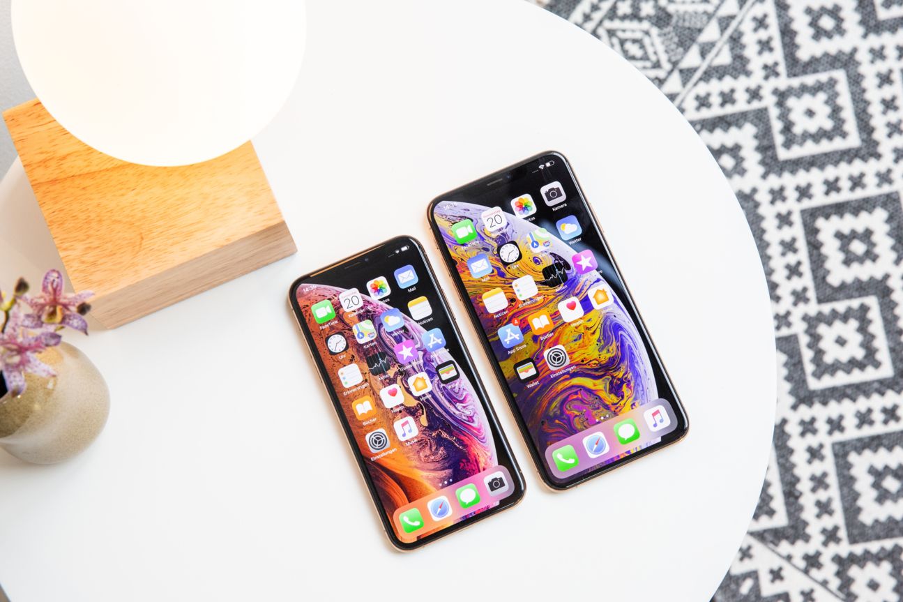 Das iPhone Xs neben dem iPhone Xs Max auf einer weißen Unterlage.