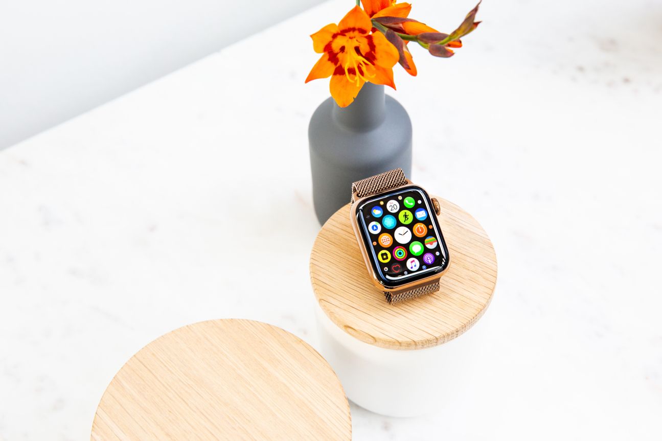 Apple Watch Series 4 auf einem Tisch