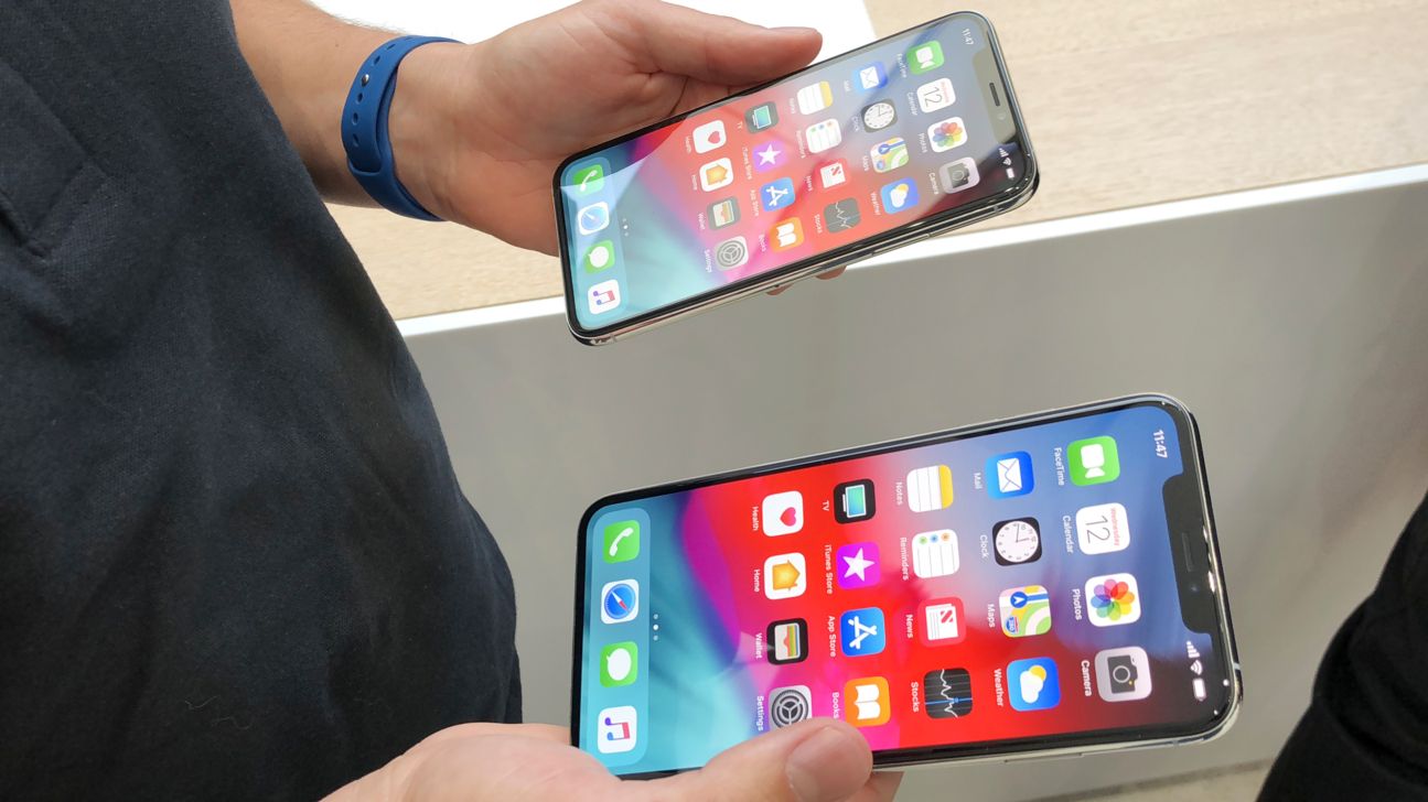 Zwei Hände halten das iPhone Xs und das iPhone Xs Max.