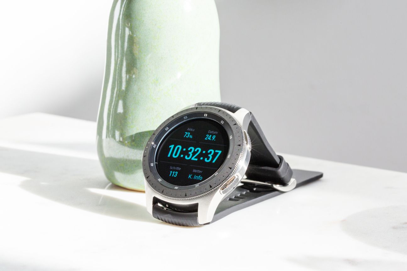 Samsung Galaxy Watch auf dem Tisch vor einer Vase