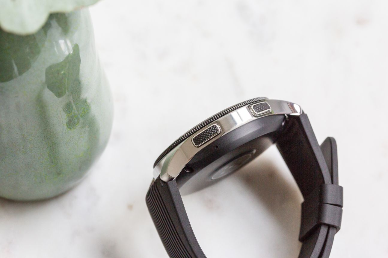 Seitliche Aufnahme der Samsung Galaxy Watch