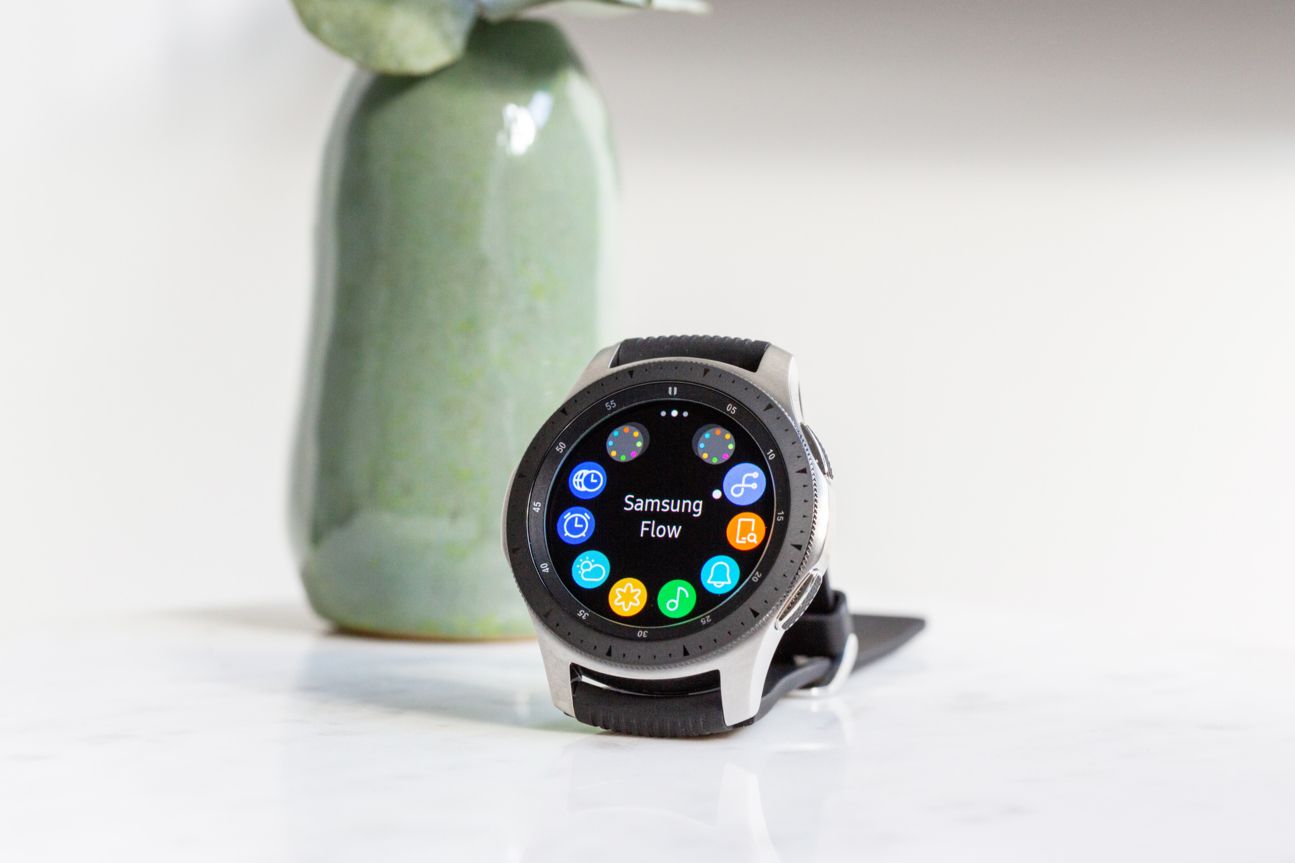 Samsung Galaxy Watch vor einer Vase