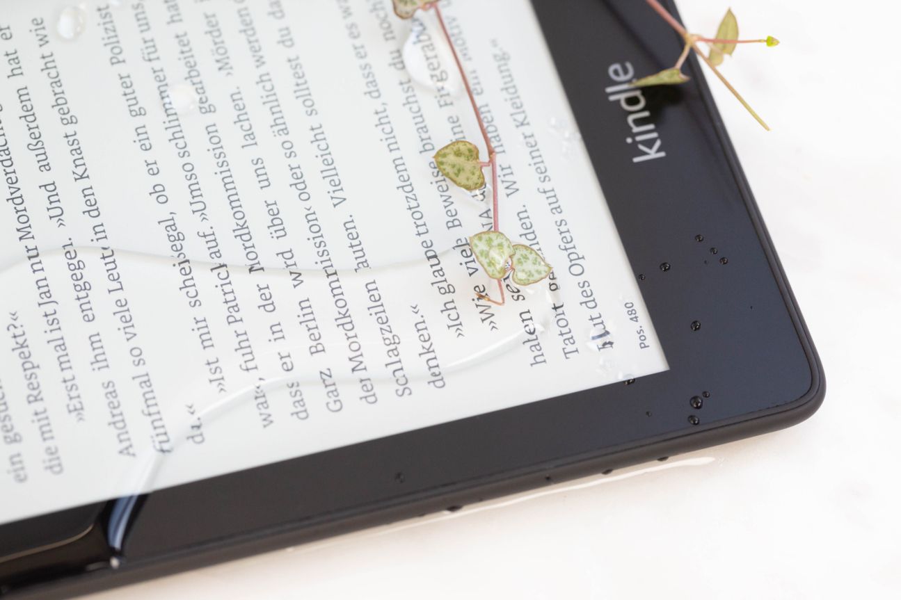 Der KIndle Paperwhite mit Wasser auf dem Display.