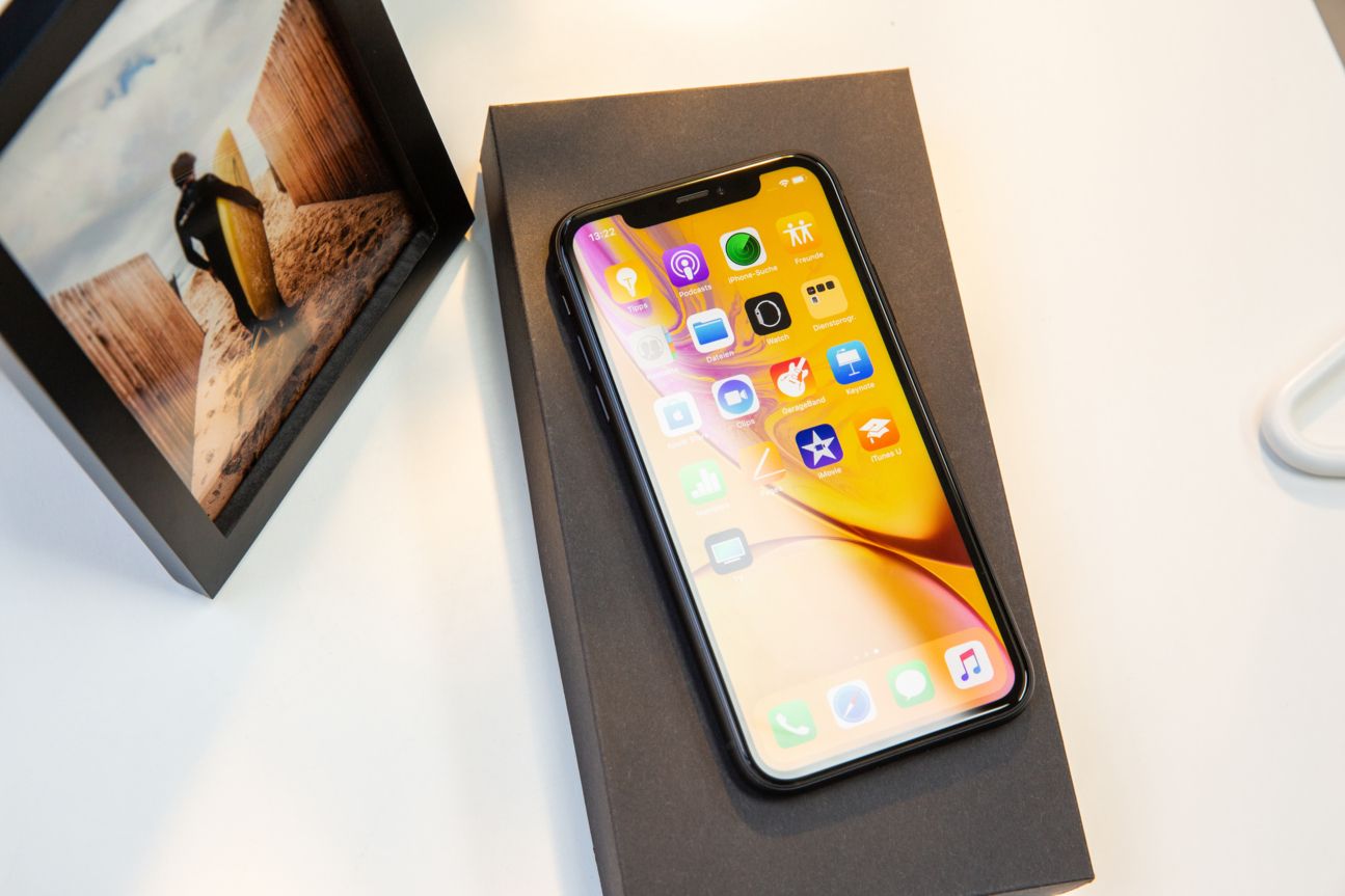 Das iPhone Xr liegt auf einem Tisch.