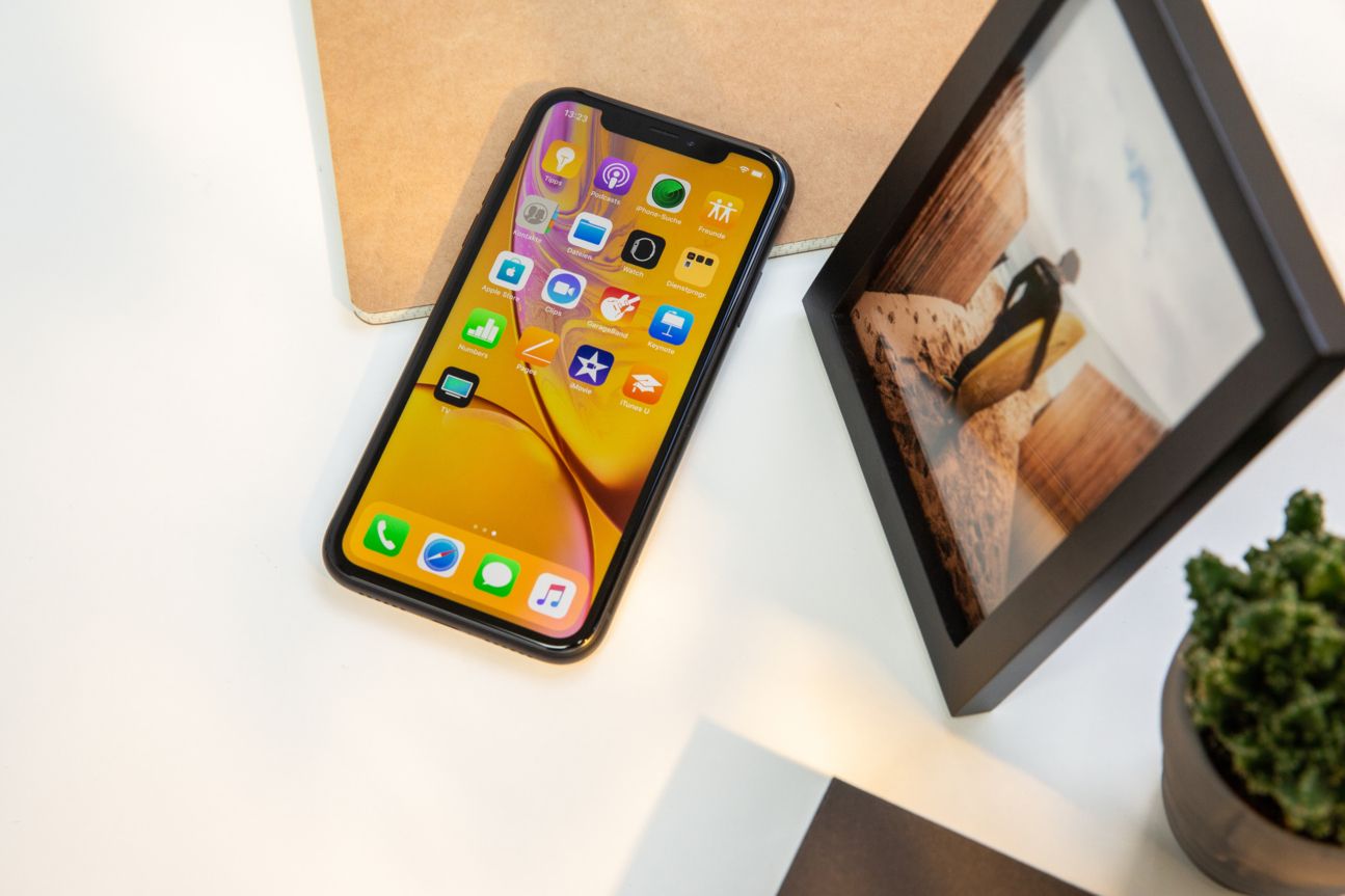 Das iPhone Xr liegt auf einem Tisch.