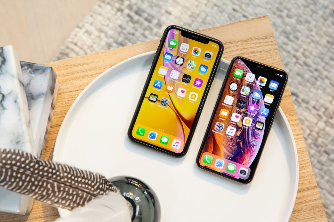 Das iPhone Xs und das iPhone Xr liegen auf einem Tisch