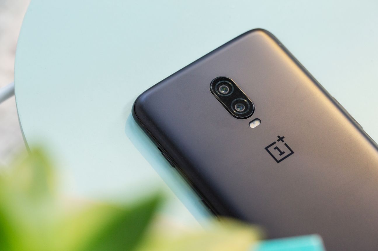  Das OnePlus 7 soll wie das OnePlus 6T (Bild) eine vertikale Dualkamera erhalten