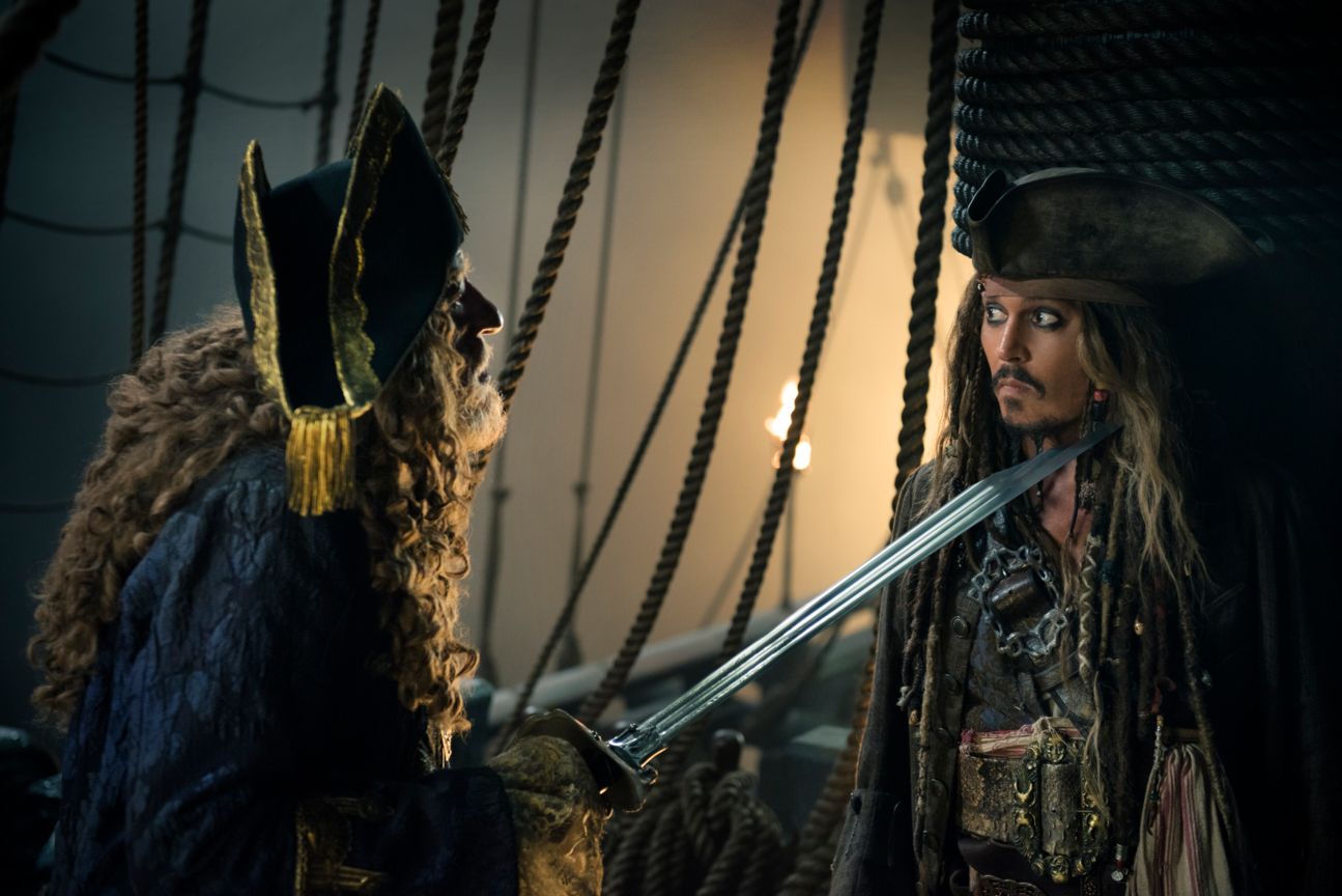  Barbossa (Geoffrey Rush, links) und Jack (Johnny Depp)