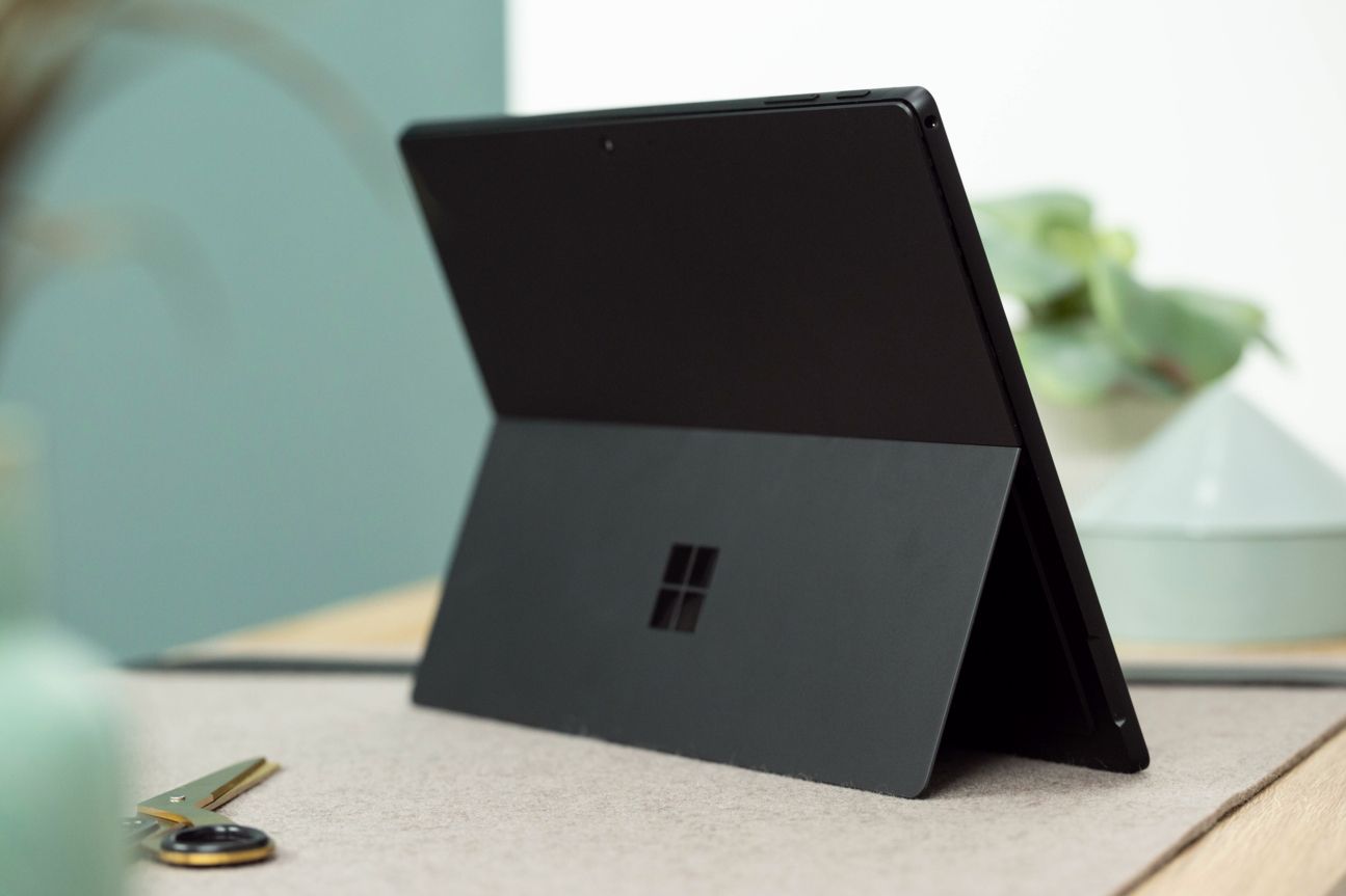 Standfuß des Microsoft Surface Pro 6