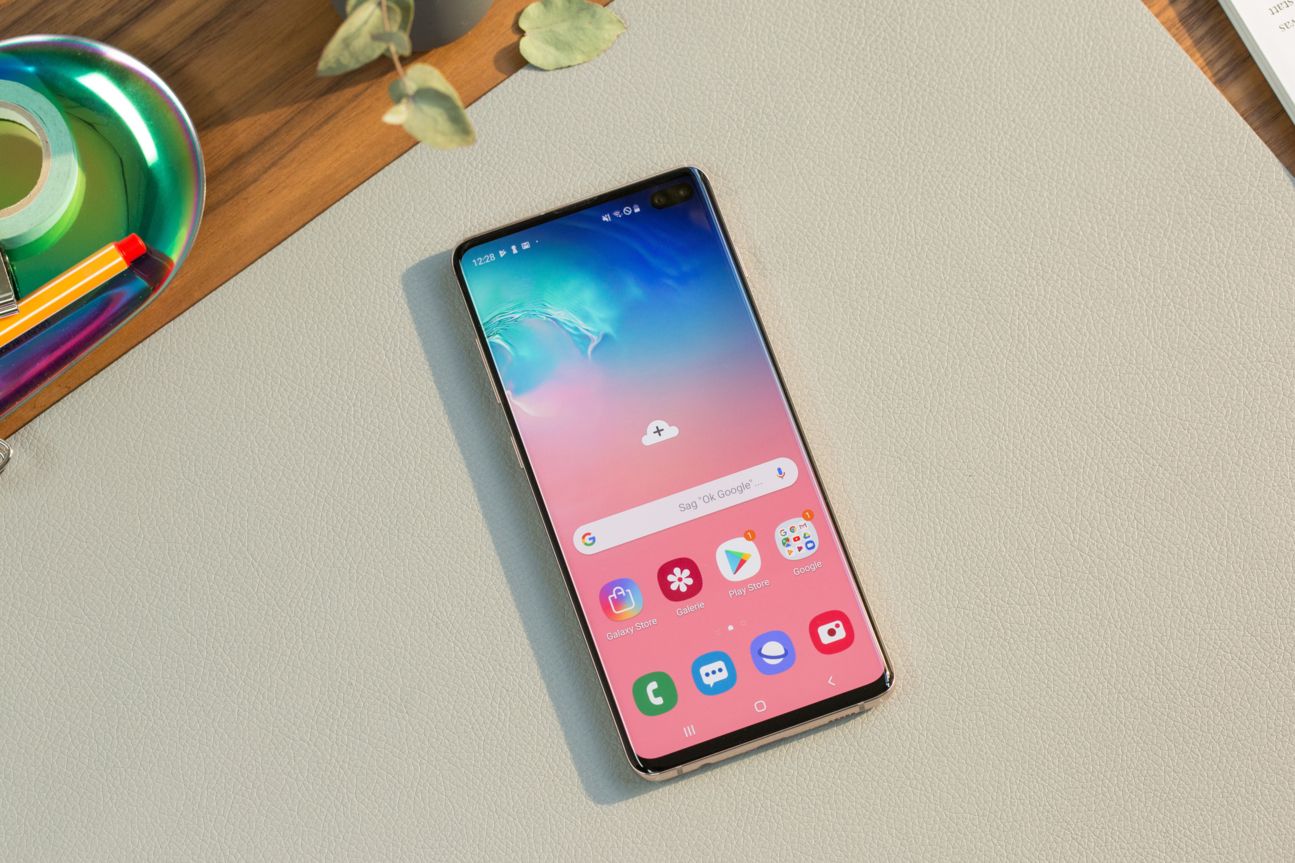 Samsung Galaxy S10+ auf Schreibtisch