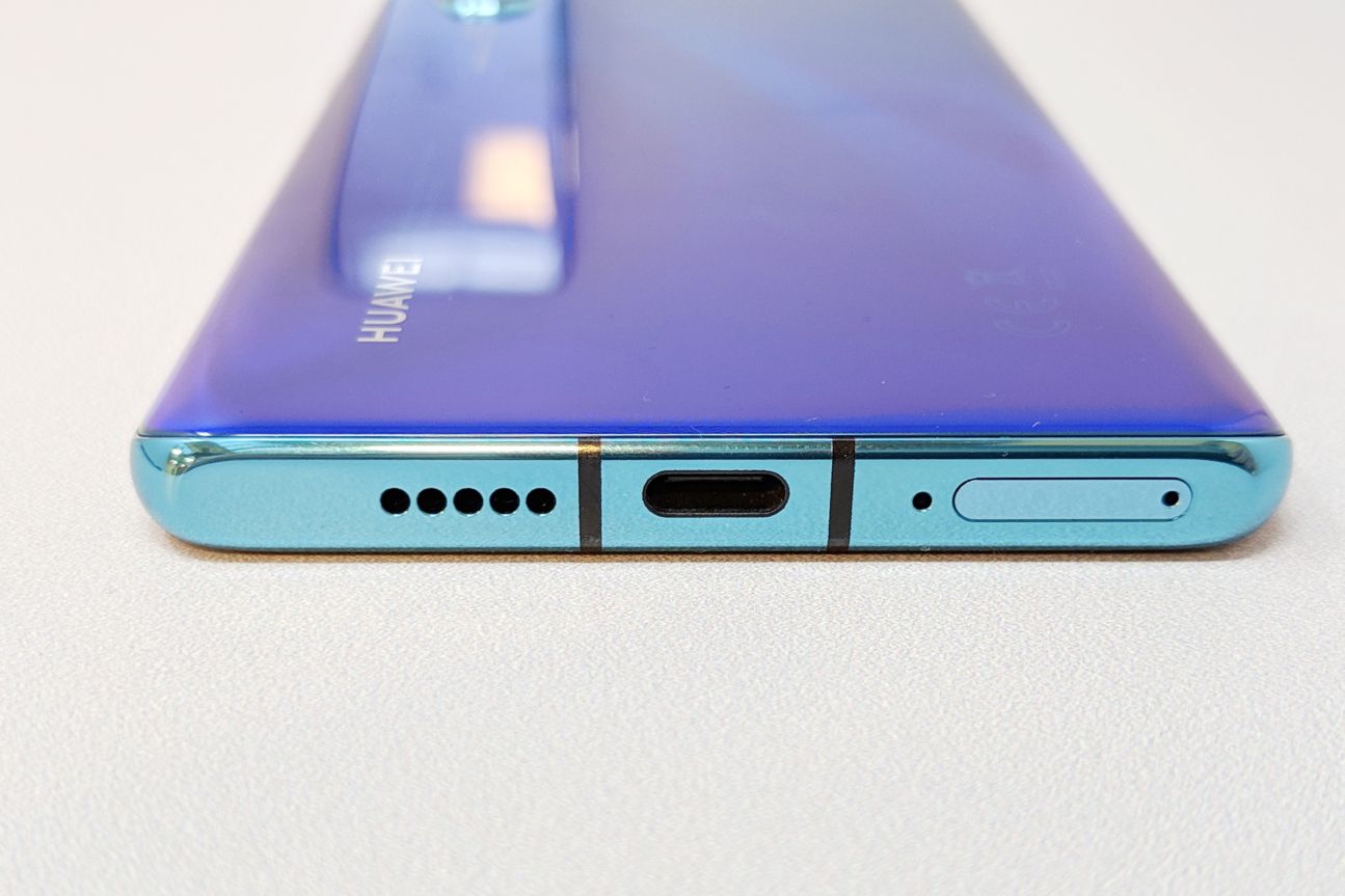 Das Huawei P30 Pro ladet ihr über USB-C am schnellsten auf