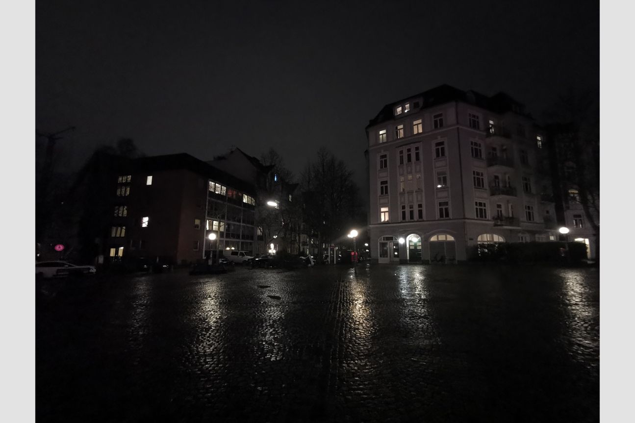 Platz bei Nacht