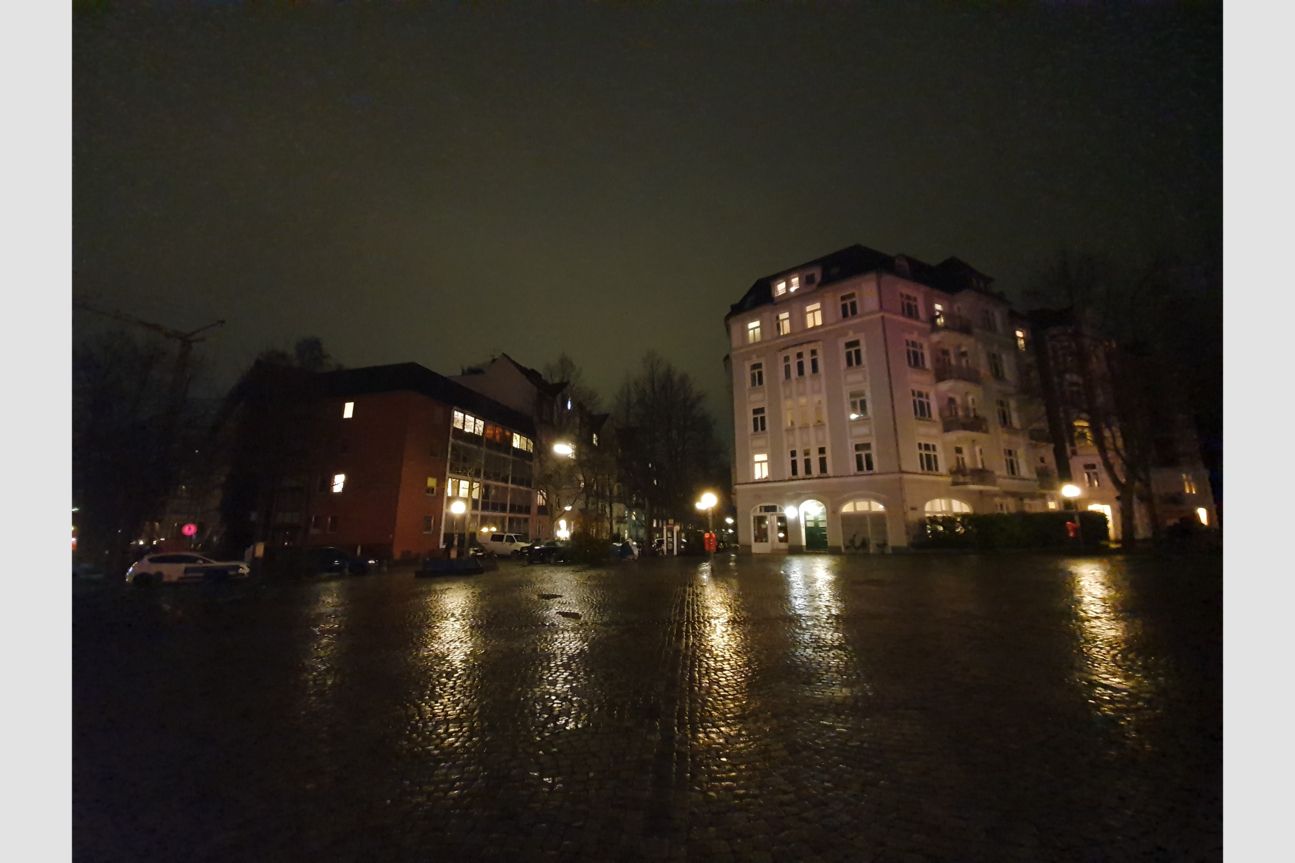 Platz bei Nacht