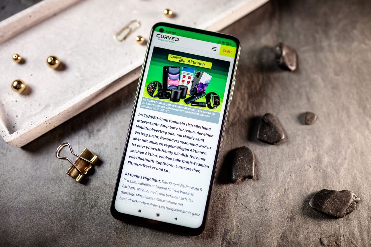 Eingeschaltetes Xiaomi Mi 10T Pro zeigt Curved-Webseite an