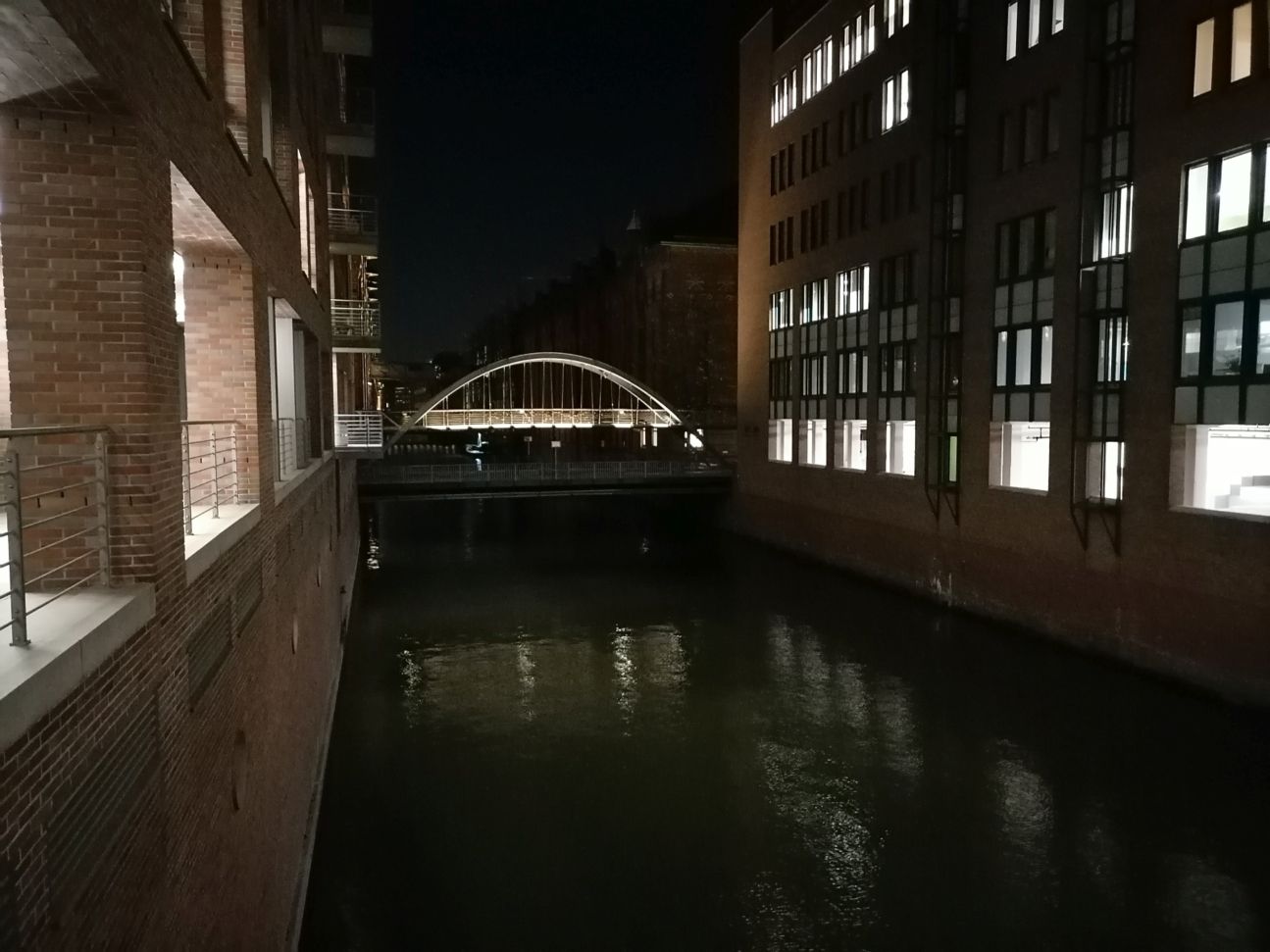 Foto des Huawei P Smart 2021 bei wenig Licht zeigt Brücke in der Hamburger Speicherstadt