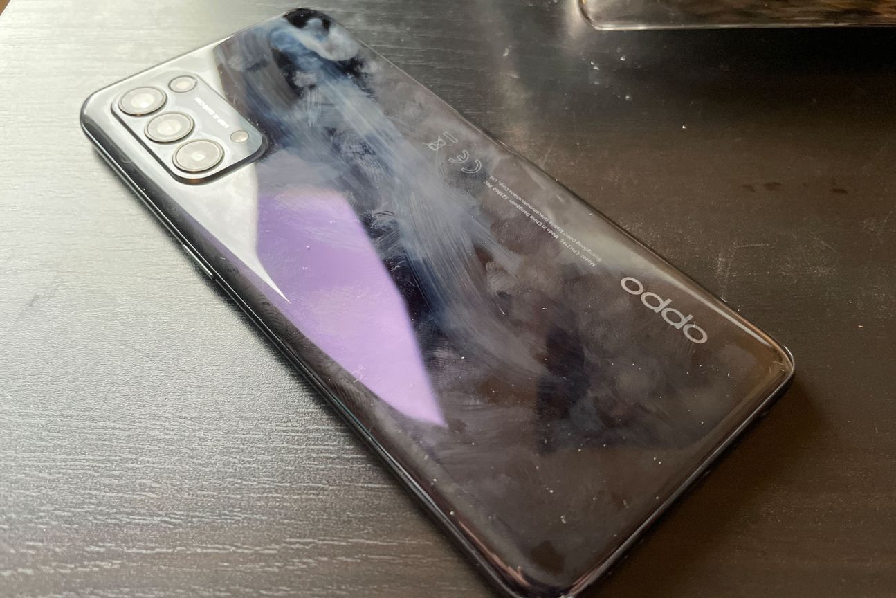 Oppo Find X3 Lite Rückseite Fettflecken