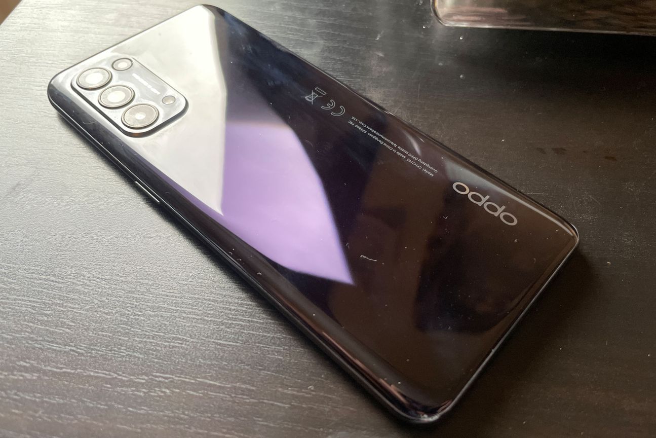 Oppo Find X3 Lite Rückseite sauber