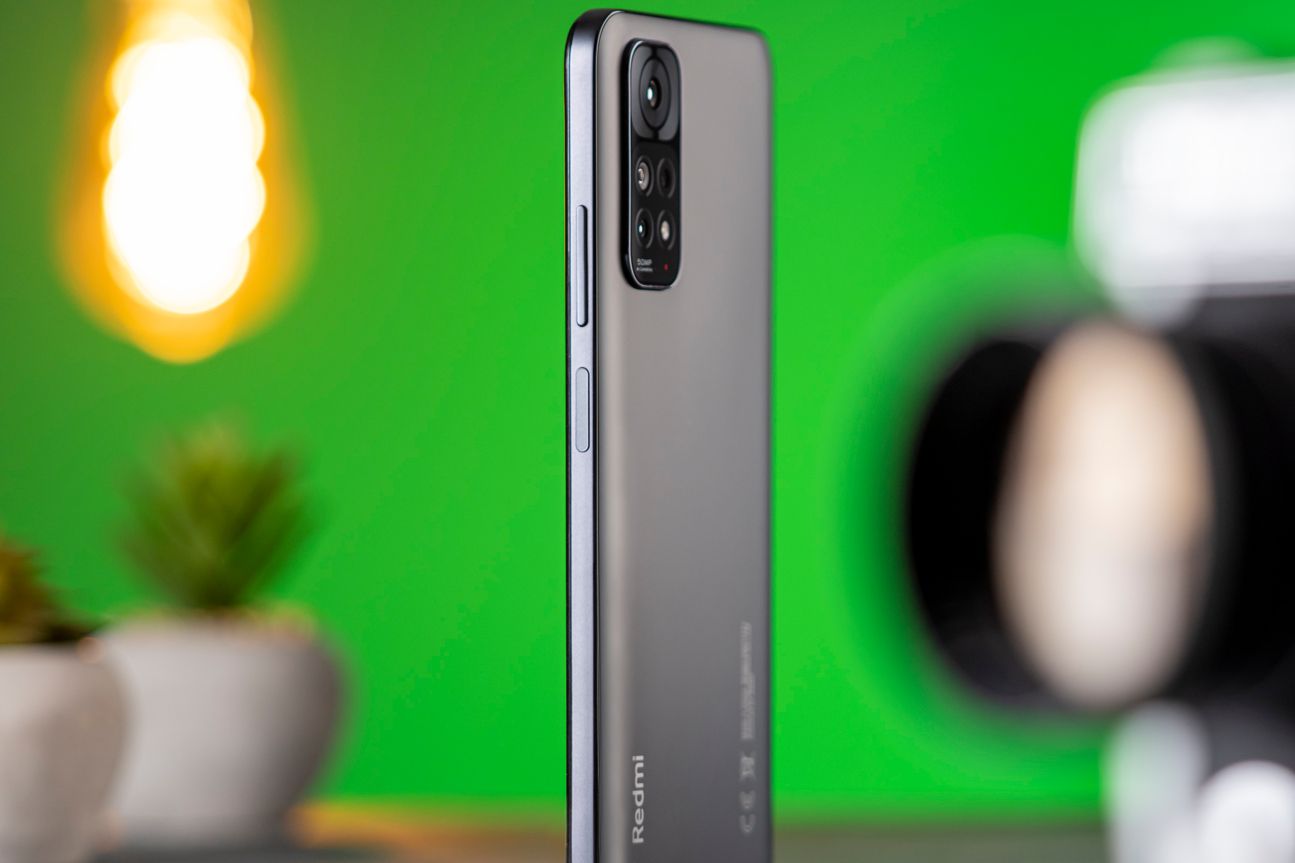 Handy unter 200 Euro: Das Xiaomi Redmi Note 11 in der Schrägansicht.