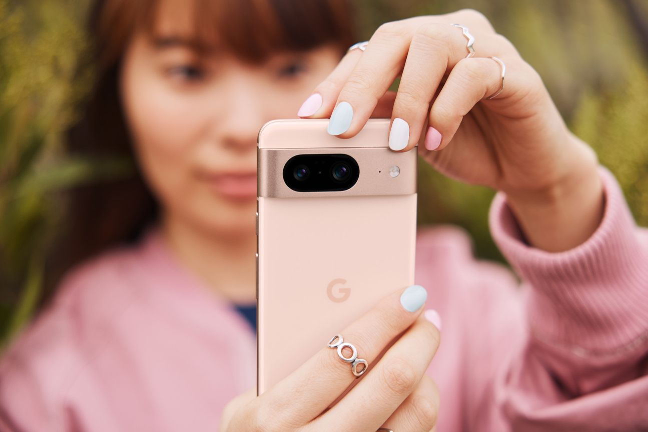 Google Pixel 8 in Rose mit Dual-Kamera