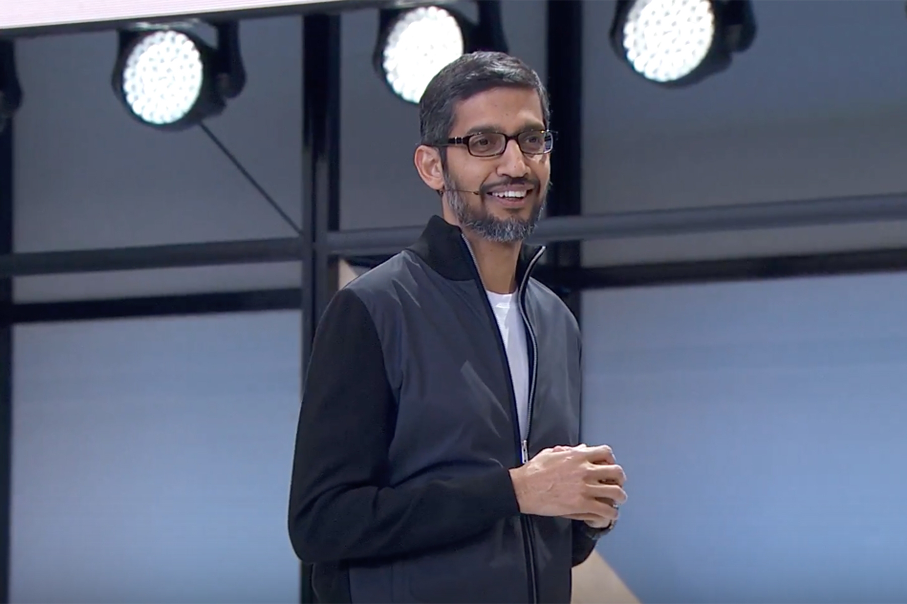 Google-Chef Sundar Pichai steht auf der Bühne.