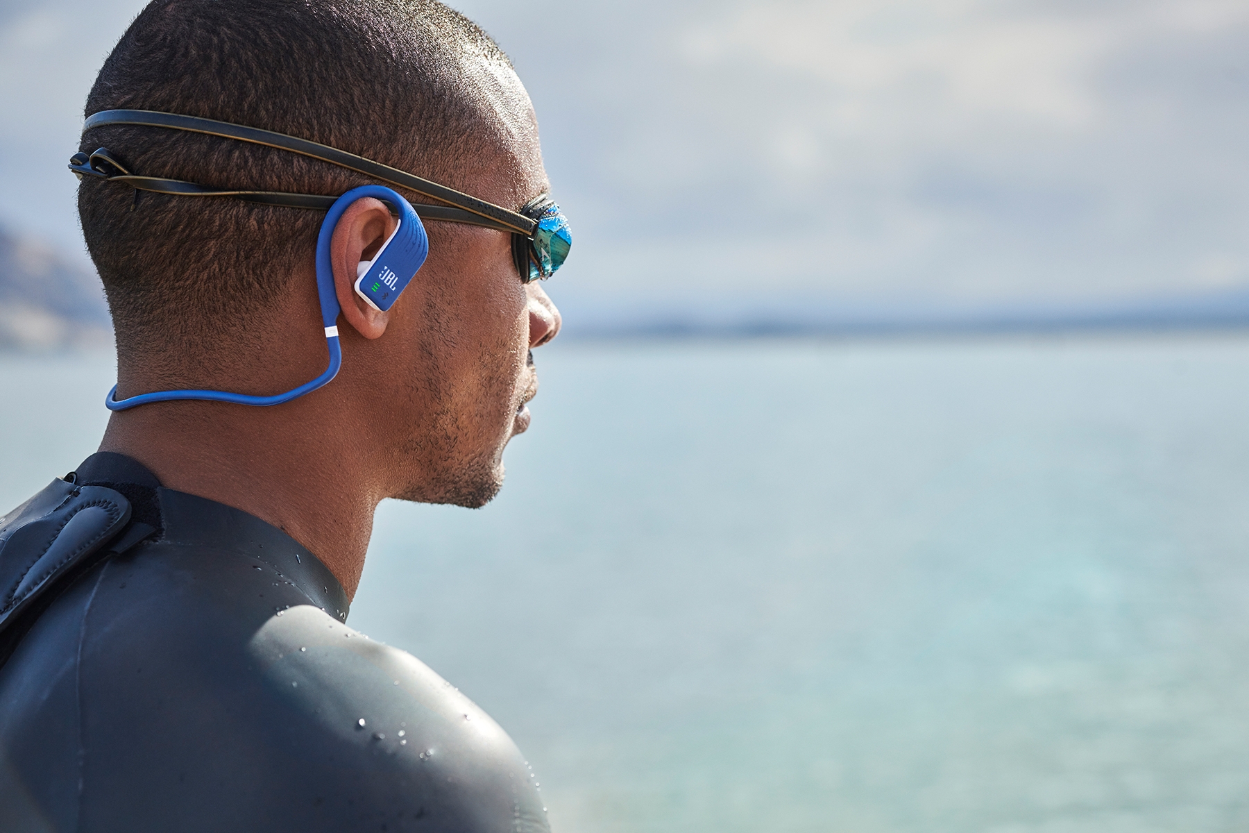 JBL-Endurance-Dive_Blue_Lifestyle-Image_Man