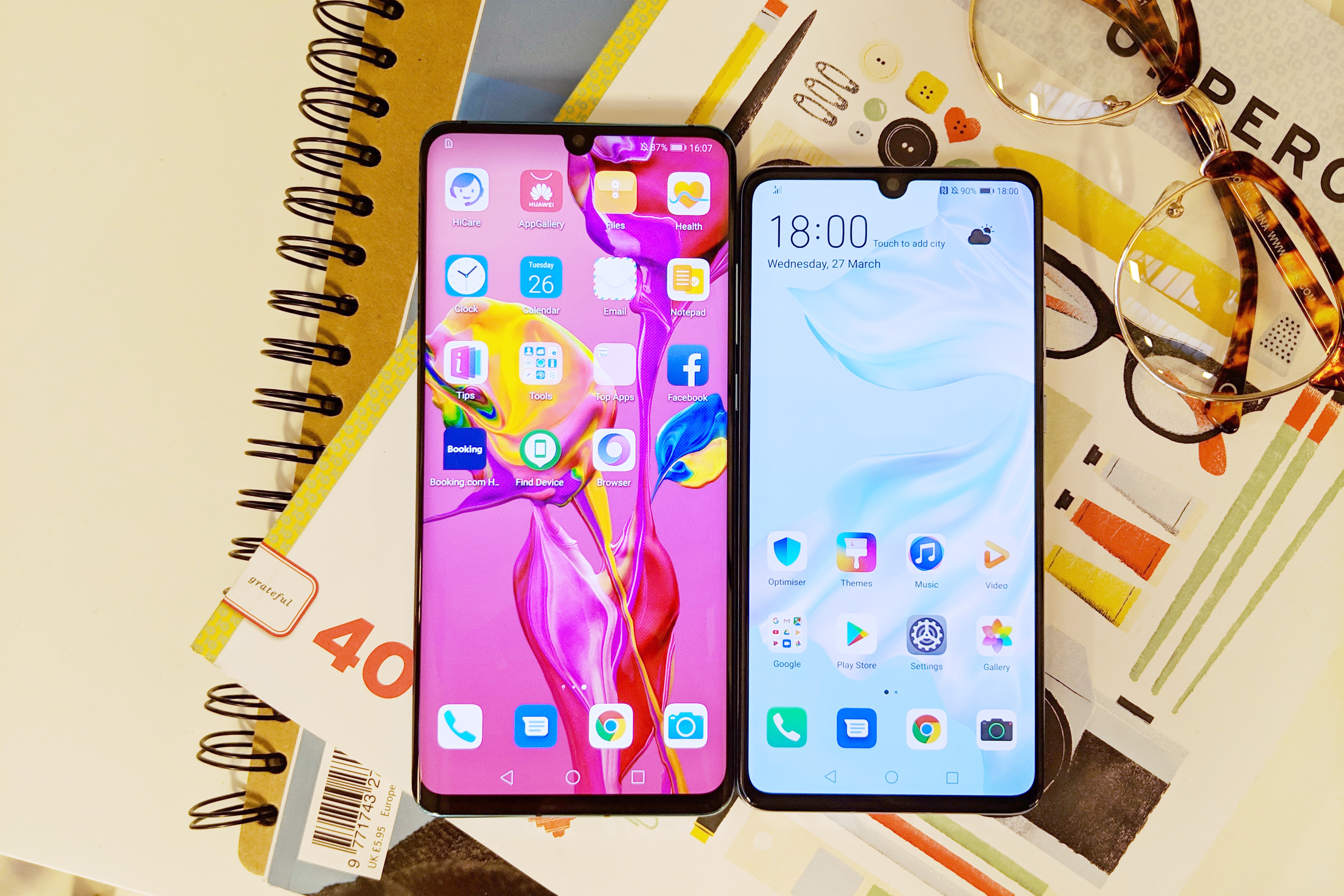 Huawei P30 und P30 Pro auf einem Tisch