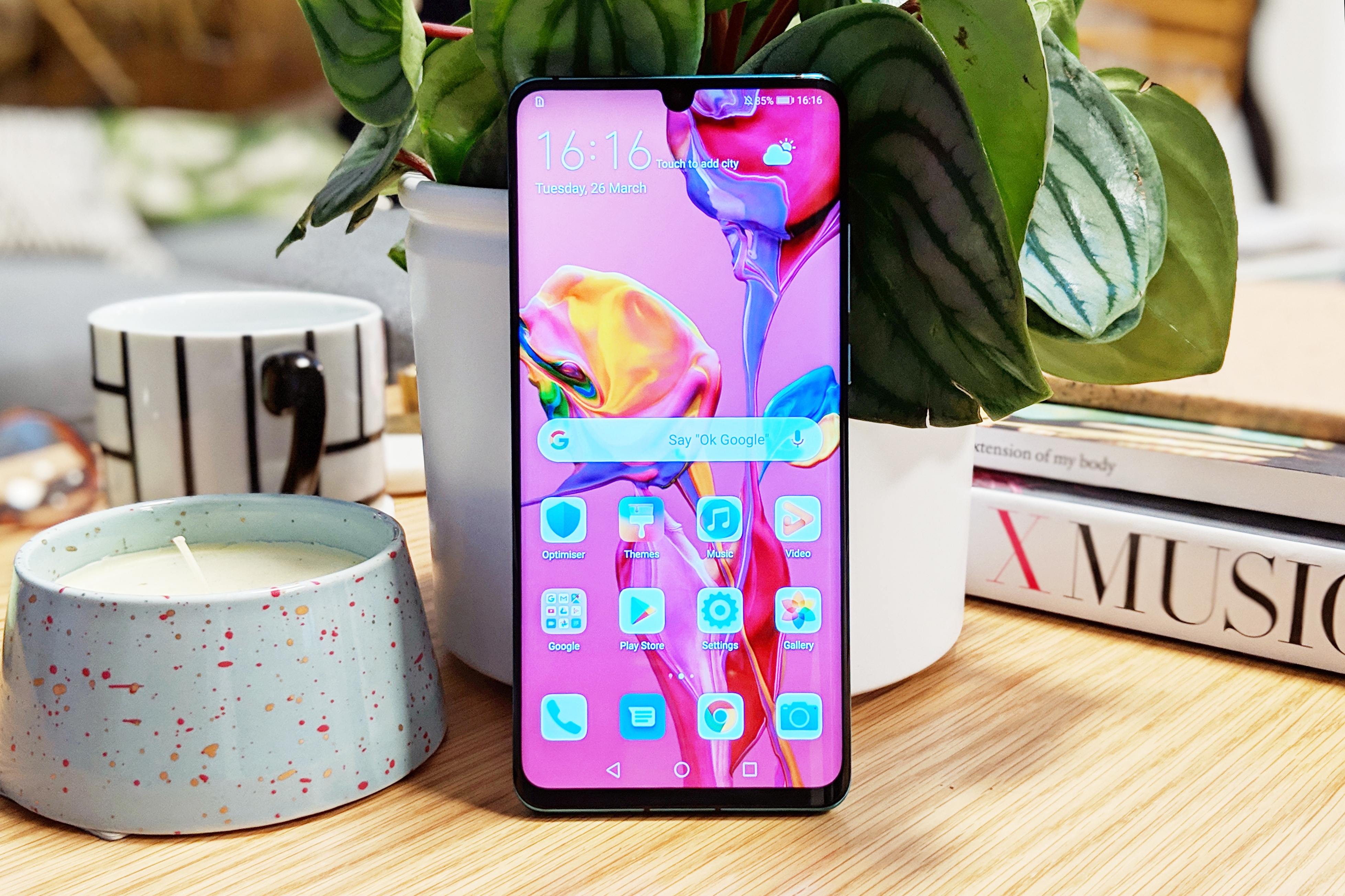 Android-Smartphone Huawei P30 Pro lehnt an einer Vase.