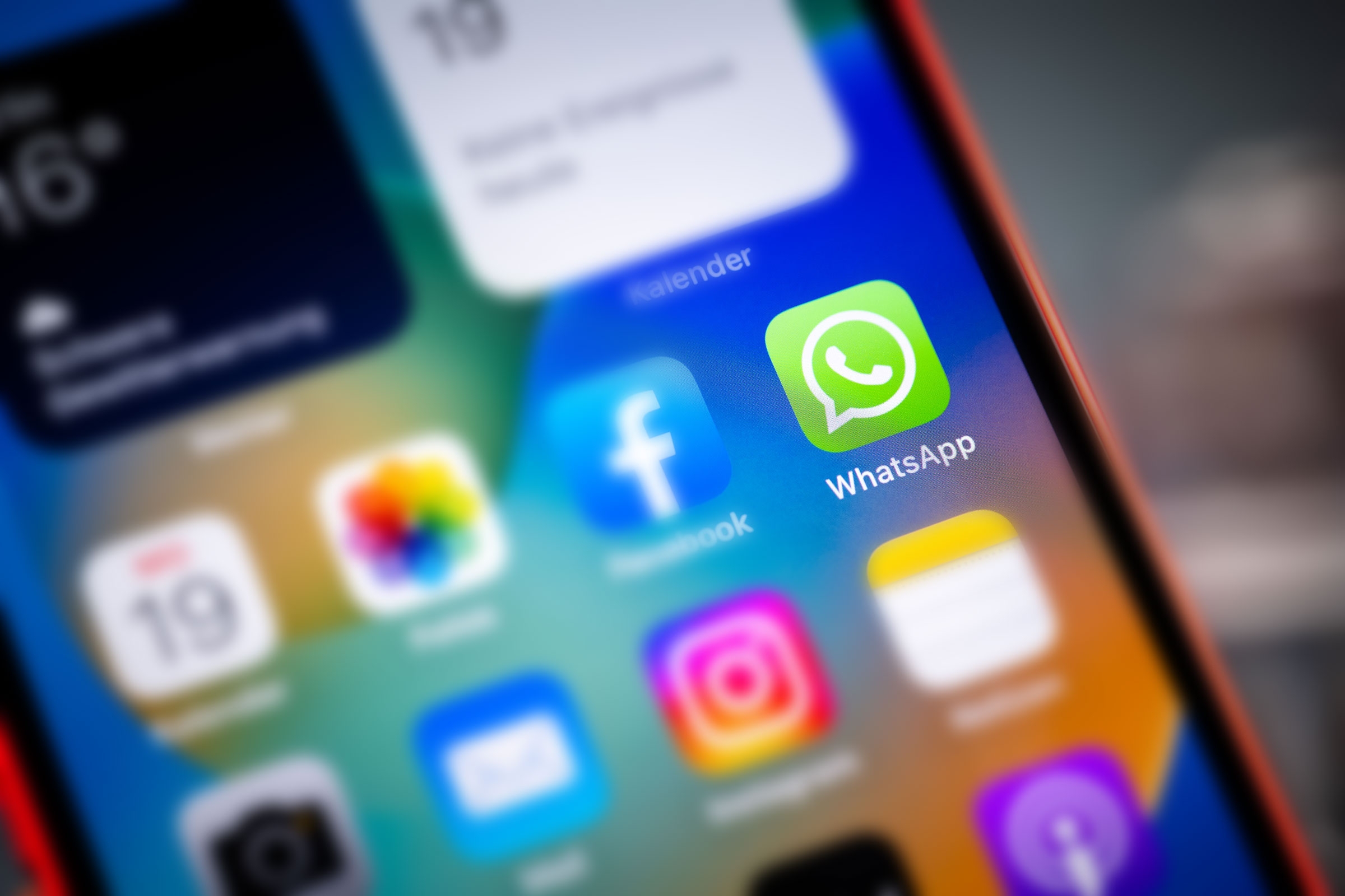 iPhone 14 Display mit WhatsApp-Symbol