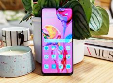 Android-Smartphone Huawei P30 Pro lehnt an einer Vase.