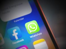 WhatsApp-Symbol auf iPhone 14 Display