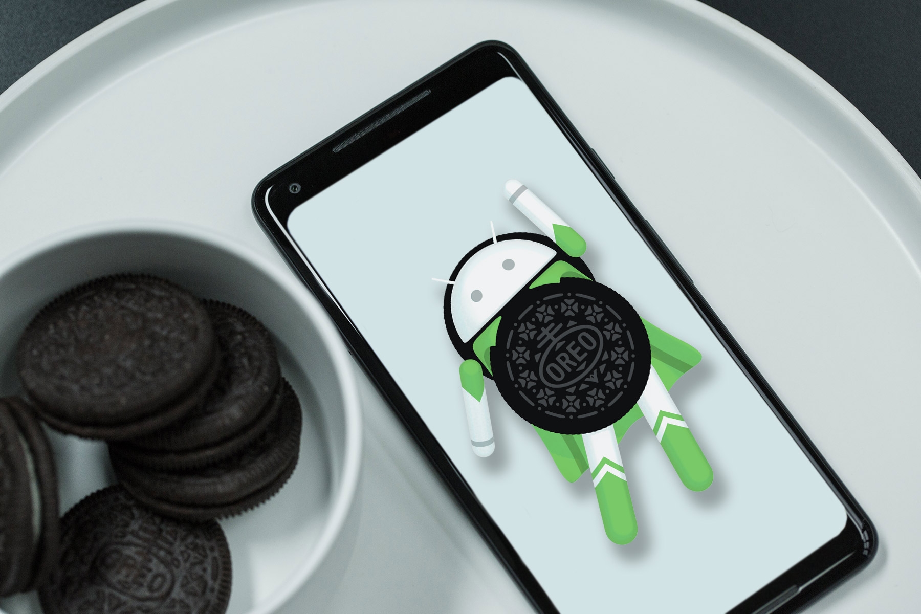 Google Pixel mit Oreo-Android neben Oreo-Keksen